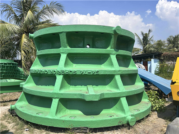 Allis Chalmers-kobe Steel 54" X 74" Superior Gyratory Crusher)